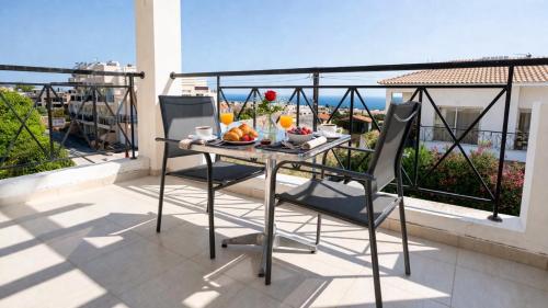 Apartment in Beautiful Village with Pool, Balcony Hillside and Sea Views, Pegeia (fotografie 9)