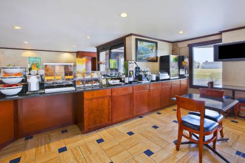 Quality Inn of Marshall - image 20