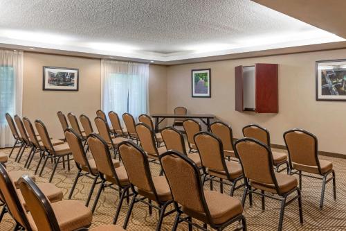 Comfort Suites Regency Park - image 19