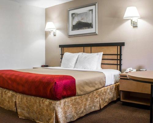 Econo Lodge Colonie Center Mall - image 32