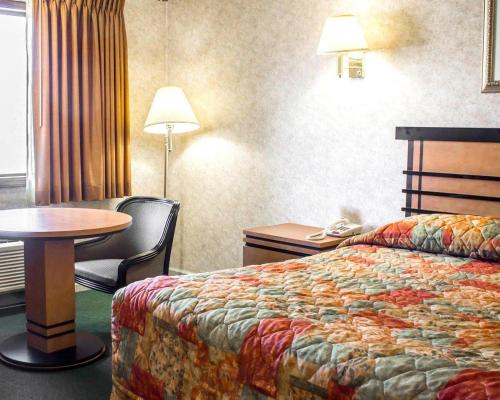 Econo Lodge Colonie Center Mall - image 20