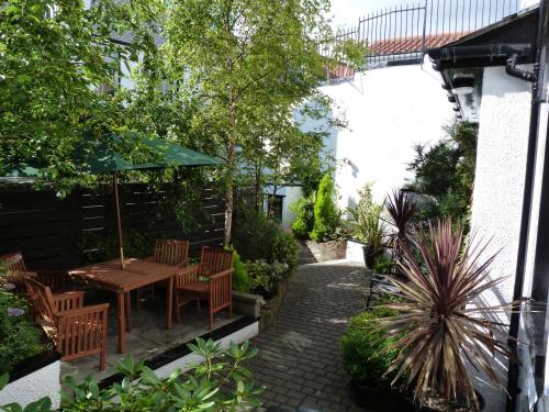 花園, 海濱民宿 (The Waterfront Guest House) in 安斯特拉瑟