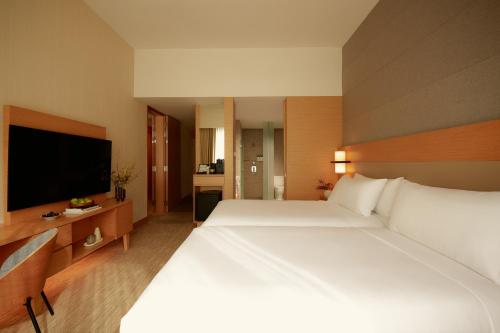 1 king bed, 1 twin bed