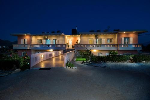  Skamagkas M. Apartments in Stavros