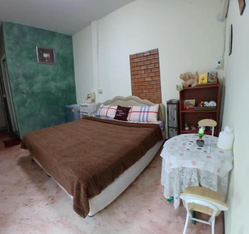 ห้องเตียงใหญ่พร้อมห้องน้ำส่วนตัว (Double Room with Private Bathroom)