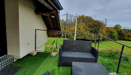 LES RUBYS appartement complet terrasse privée, piscine chauffée (LES RUBYS appartement complet terrasse privee, piscine chauffee) in La Chevillotte