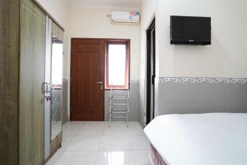 Urbanview Hotel Syariah Griya Asri Patran near Tugu Station – Sleman, MN