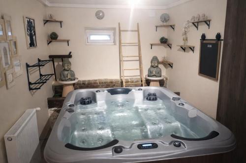 Private Spa & Sauna Romantic Getaway 1h30 Paris in Saint-Martin-sur-Oreuse