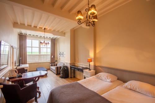 2 twin beds, 1 sofa bed