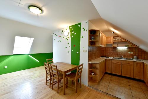 кухня, Apartments Kozjanski park in Podsreda