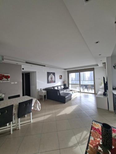 Marina Sea View 3 Bedroom 2 Bathrooms Near Center in Ashdod