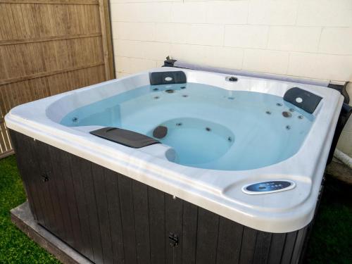 Hot tub, City Oasis, Luxe Spa Bath with Private Parking in Sydenham