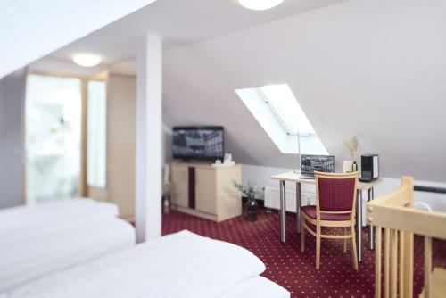 1 queen bed, 1 double bed