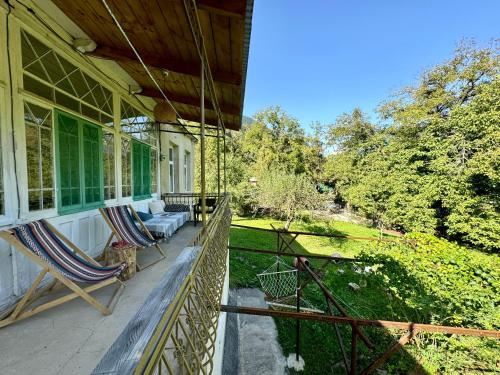Terraza/balcón, Authentic house with a huge garden in Oni