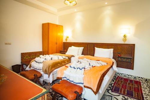 2 twin beds