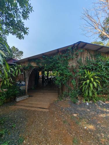 ทัศนียภาพภายนอกโรงแรม, Happy Elephant Bungalows in แสน มโนรม