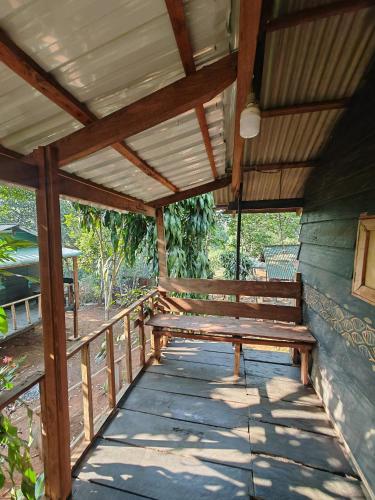 Happy Elephant Bungalows in แสน มโนรม