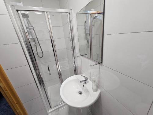 Spacious 3-Bedroom House Near Leeds City Centre By Homebird Property Management Short Lets & Serviced Accommodation Leeds With En-Suite Bathrooms & Free Parking, Leeds (foto 7)