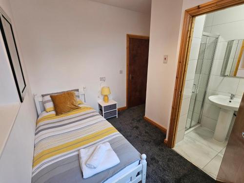 Spacious 3-Bedroom House Near Leeds City Centre By Homebird Property Management Short Lets & Serviced Accommodation Leeds With En-Suite Bathrooms & Free Parking, Leeds (foto 2)
