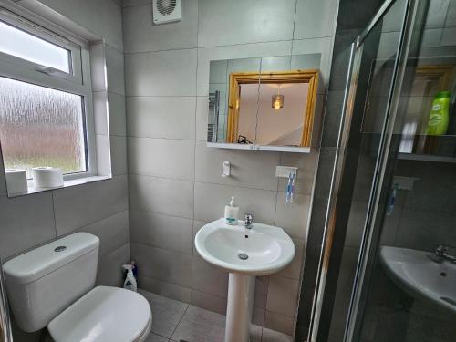 Spacious 3-Bedroom House Near Leeds City Centre By Homebird Property Management Short Lets & Serviced Accommodation Leeds With En-Suite Bathrooms & Free Parking, Leeds (foto 6)