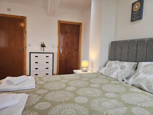 Spacious 3-Bedroom House Near Leeds City Centre By Homebird Property Management Short Lets & Serviced Accommodation Leeds With En-Suite Bathrooms & Free Parking, Leeds (foto 8)