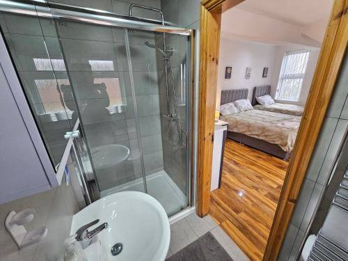 Spacious 3-Bedroom House Near Leeds City Centre By Homebird Property Management Short Lets & Serviced Accommodation Leeds With En-Suite Bathrooms & Free Parking, Leeds (foto 9)