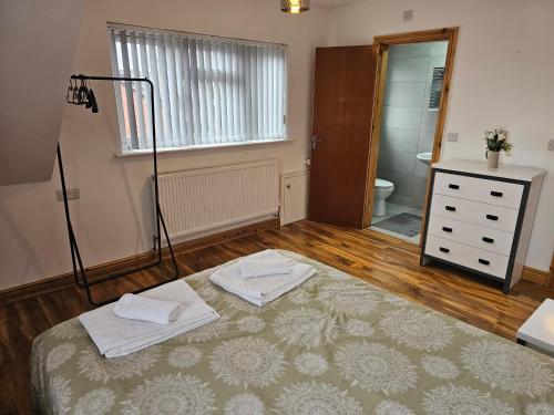 Spacious 3-Bedroom House Near Leeds City Centre By Homebird Property Management Short Lets & Serviced Accommodation Leeds With En-Suite Bathrooms & Free Parking, Leeds (foto 10)