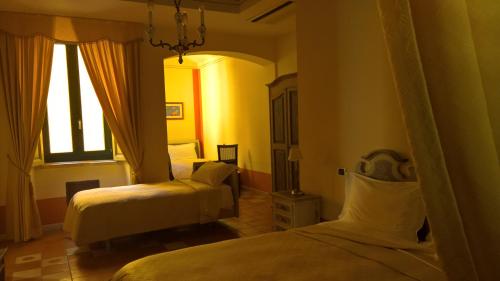 1 queen bed, 2 twin beds
