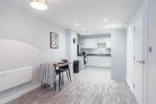 Contemporary 1 Bedroom Liverpool Apartment, Liverpool (photo 9)