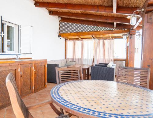 La terraza de Albatros in La Isleta Del Moro