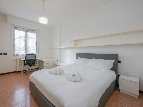 HomeLovers Bright and White House Navigli District