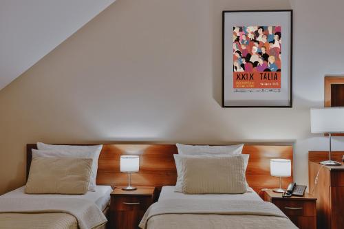 2 twin beds