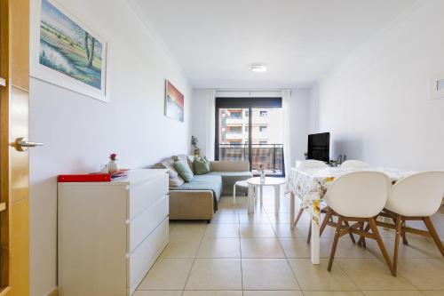 A&N Modern Coast Apartment with Pool & Parking - image 3