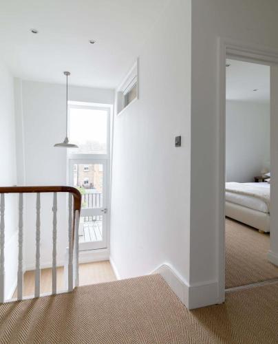 Bright Chelsea apt & sun terrace - image 10