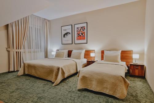 1 queen bed, 1 twin bed