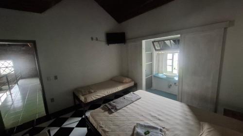 1 queen bed, 3 twin beds