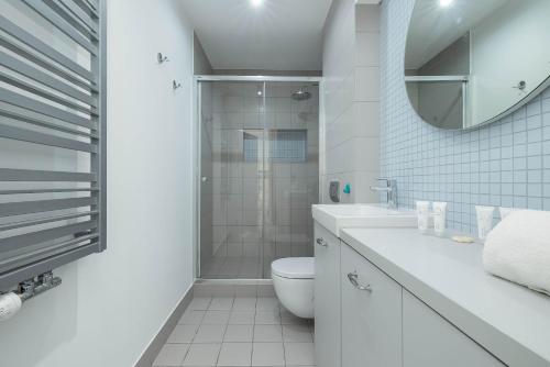 Funkcjonalne Apartamenty Blisko Zamku Książąt Pomorskich w Szczecinie by Noclegi Renters - image 5