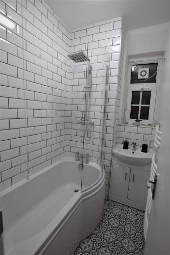 2 bedrooms London Easy Access to Landmarks - main image