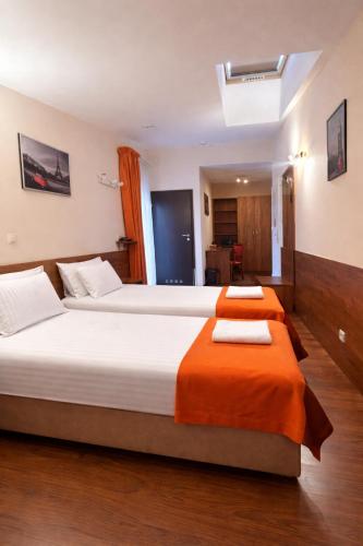 Hotel Ajax – Janki