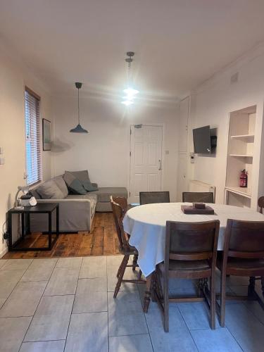 Spacious 5 Bed Contractor House En-suites, Parking & Garden – khách sạn tại Phường Queen's Park