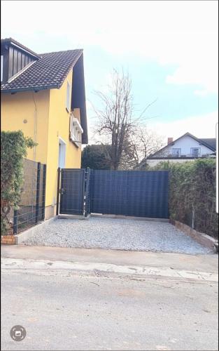 Gemütliche 120 qm Ferienwohnung mit Balkon (Gemutliche 120 qm Ferienwohnung mit Balkon) in 阿德斯道夫