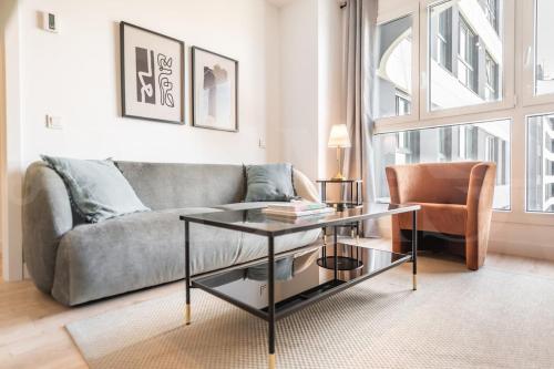 24th Floor Apartment with Views, Pool & Gym REMS