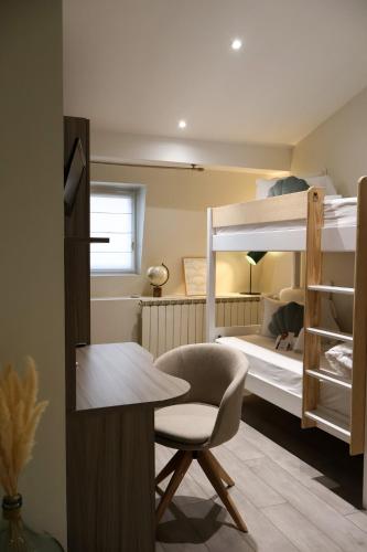 1 queen bed, 2 bunk beds