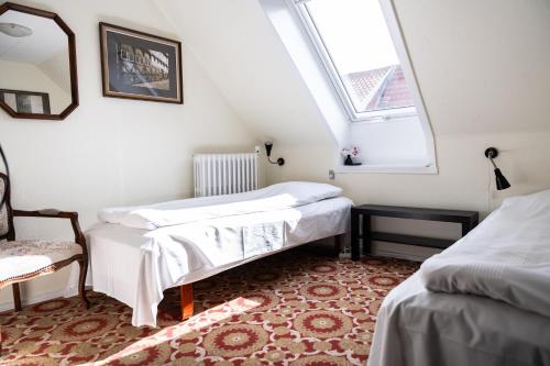 2 twin beds