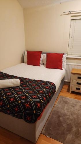 Værelse, Everything You Need I Spacious 3BR I Sleeps6 I Free Parking I Wi-Fi I Long Term Rates Available in Tilbury