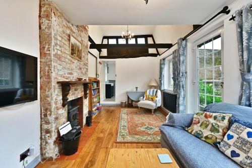 Delt lounge/TV-område, Finest Retreats - The Old Barn, Hadlow in Hadlow
