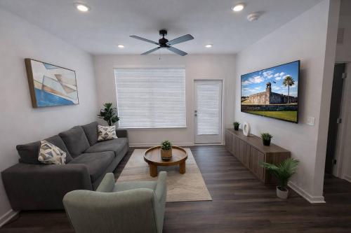 Bright Modern King Bed Pool Historic St Augustine – khách sạn tại Outlet Mall