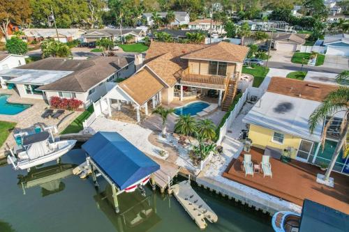 Snowbird Friendly Elegant Home With Waterfront Location Pool Grill Fireplace - Indian Rocks Beach, FL