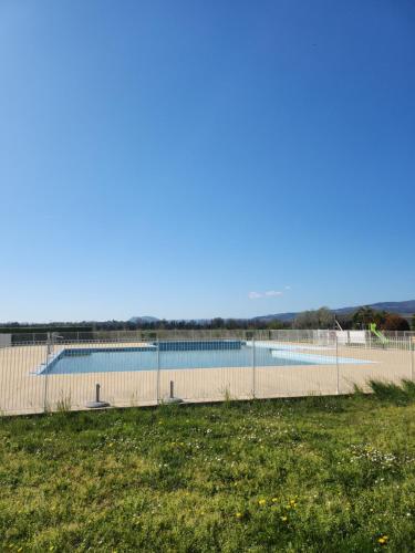 T3 avec piscine à 5 min du centre-ville (T3 avec piscine a 5 min du centre-ville) in Chateauneuf Sur Isere