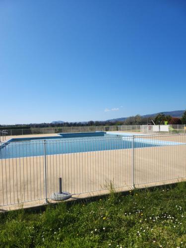T3 avec piscine à 5 min du centre-ville (T3 avec piscine a 5 min du centre-ville) in Chateauneuf Sur Isere
